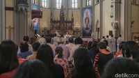 Perayaan dilakukan dengan melakukan kebaktian.