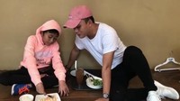 Diambil dari Instagram Sule, lihat momen manis Rizwan menyuapi sang kakak, Rizky Febian. Kompak ya mereka! Foto: Instagram ferdinan_sule