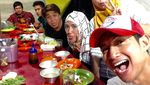 Ini Gaya Keren Chand Kelvin Saat Makan Pecel Ayam hingga Kepiting Jumbo