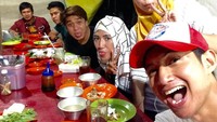 Sehabis pulang syuting bersama Billy Syahputra, Chand dan Billy setuju untuk makan malam sederhana di warung pecel ayam terdekat. Foto: Instagram @chand_kelvin