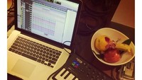 Saat sedang libur, di kamar hotel Bruno Mars pun asyik menciptakan lagu hingga tengah malam. Ditemani dengan beberapa buah yang dijadikannya sebagai camilan. Foto: Instagram @brunomars