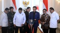 Jokowi didampingi oleh Menko Polhukam Wiranto, Seskab Pramono Anung, Wakapolri Komjen Syafruddin, Panglima TNI Marsekal Hadi Tjahjanto, Kepala BIN Budi Gunawan, Kepala BNPT Suhardi Alius, dan Komandan Korps Brimob Irjen Rudy Sufahriadi.