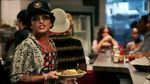 Serunya Pose Bruno Mars Saat Menyantap Buah hingga Minum Champagne