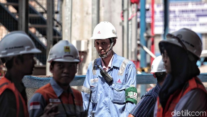 Sejumlah tenaga kerja asing dari Mitsubishi Jepang berada di dalam proyek PLTGU Jawa 2  area PT Indonesia Power UPJP Tanjung Priok, Jakarta Utara.