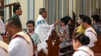 Misa dan berdoa berlangsung dengan lancar dan khidmat
