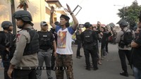 Polisi bersenjata lengkap dengan senjata laras panjang mengamankan proses ini (Foto: Dok. Polri)