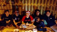 Saat berkunjung ke Jogja, Chand lebih memilih makan malam lesehan yang sederhana bersama teman-temannya. Foto: Instagram @chand_kelvin