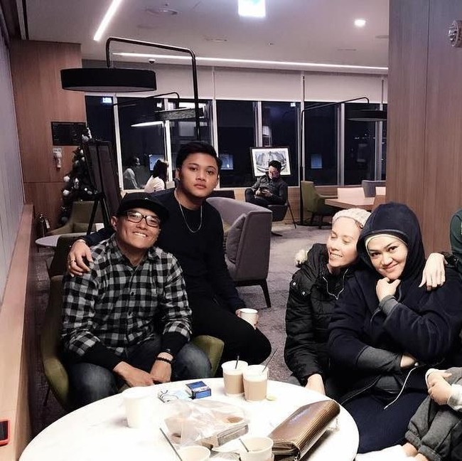 Momen Keluarga Sule Makan Bersama hingga Pose Asyik Bruno Mars Makan Buah