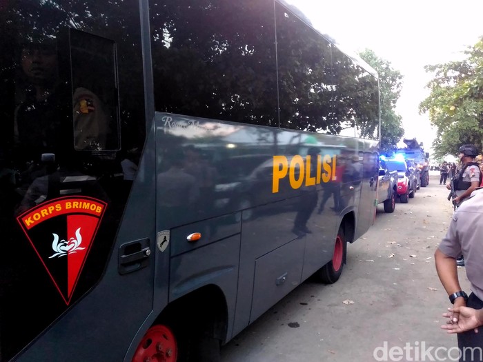 Rombongan kendaraan milik Kepolisian yang mengangkut tahanan Terorisme dari Rutan Mako Brimob tiba di Dermaga Wijayapura, Cilacap.