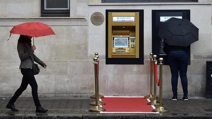 Keberadaan mesin ATM telah menjadi bagian penting di kehidupan sehari-hari. Berkatnya, masyarakat tidak perlu pergi lagi ke bank untuk bertransaksi. Mesin ATM pertama kali muncul pada 1967. Kini mesin ATM tertua di dunia itu telah dipercantik dengan balutan warna emas. Seperti apa wujudnya?