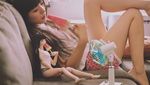 Unik dan Kompak! Aksi Makan Model Jepang Bareng Boneka Cantiknya