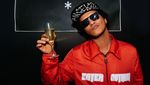 Serunya Pose Bruno Mars Saat Menyantap Buah hingga Minum Champagne