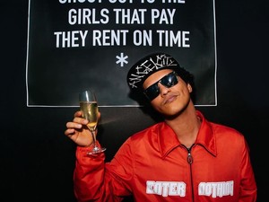 Panggungnya Terbakar, Bruno Mars Dipastikan Baik-baik Saja