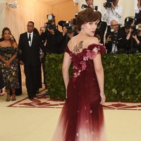 Scarlett Johansson menempati posisi pertama sebagai Aktris Hollywood dengan Bayaran Tertinggi 2018 versi Forbes. Tahun ini, sang aktris mengumpulkan USD 40,5 Juta atau sekitar Rp 591,5 miliar. Berperan sebagai Black Widow di seri film Marvel menjadi salah satu faktor yang membuat bayaran Scarlett jadi makin tinggi. Forbes mencatat penghasilan mulai dari 1 Juni 2017 hingga 1 Juni 2018, sebelum pajak. Foto: Jamie McCarthy/Getty Images