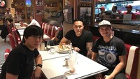 Ternyata Chand juga berteman dekat dengan pesulap Damian, ini gaya keren mereka ketika makan sekaligus nongkrong bersama. Foto: Instagram @chand_kelvin