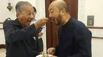 Resmi Dilantik Jadi PM Malaysia, Ini Pose Santai Mahathir Mohammad Saat Makan