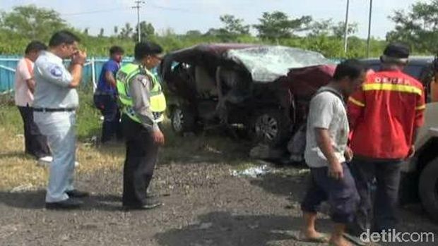 Minibus Masuk Arah Berlawanan di Tol Cipali, Sekeluarga Tewas