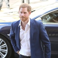 Saat di Afrika, Harry bertemu dengan Chelsy Davy. Wanita cantik yang dijadikan kekasih Pangeran Harry saat itu. Kabarnya, Chelsy menjadi pacar serius pertama Harry. Chelsy pun hadir saat pernikahan Pangeran William dan Kate Middleton.  Foto: Getty Images