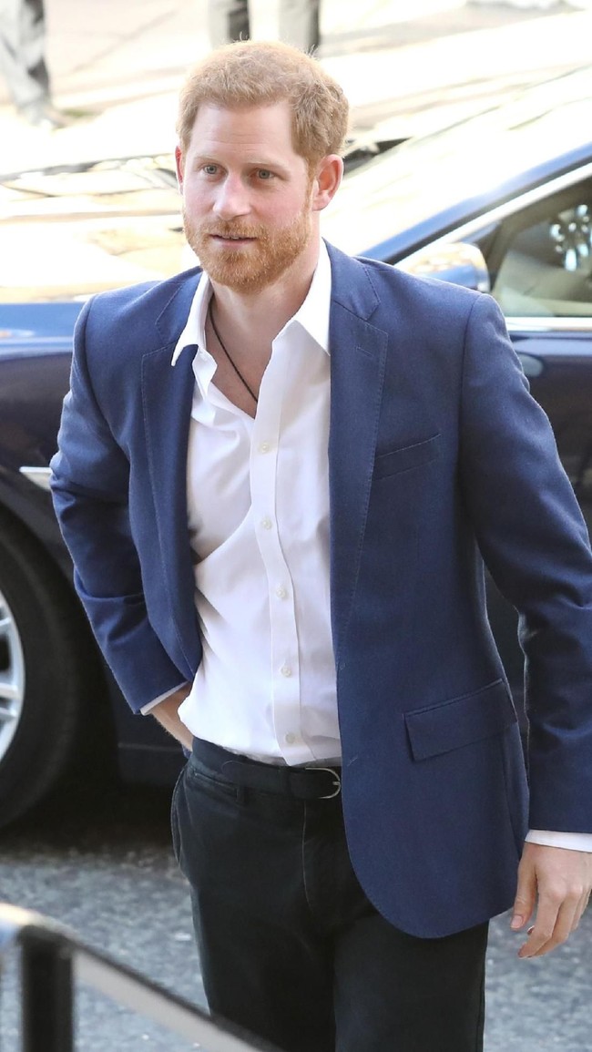Saat di Afrika, Harry bertemu dengan Chelsy Davy. Wanita cantik yang dijadikan kekasih Pangeran Harry saat itu. Kabarnya, Chelsy menjadi pacar serius pertama Harry. Chelsy pun hadir saat pernikahan Pangeran William dan Kate Middleton.  Foto: Getty Images
