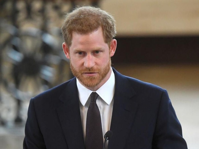 pangeran harry MIDDLE WALLOP, HAMPSHIRE, ENGLAND - MARCH 16: Prince Harry attends a ceremony at the Museum of Army Flying as he presents 12 pilots from Course 17/02 of the Army Air Corps with their Wings on March 16, 2018 in Stockbridge, England. Prince Harry returned today to the Army Aviation Centre where he undertook advanced helicopter training to present the latest graduates with their Wings. (Photo by Heathcliff OMalley - WPA Pool /Getty Images)