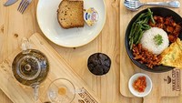 Nah kalau yang ini potret ngeteh sore sekaligus makan malam nih. Ada gelas dan teko teh, muffin, cake bahkan masi dengan lauk komplit. Foto: Instagram