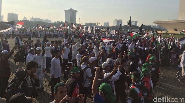 Massa berkumpul di halaman Monas