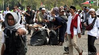 Setelah menyampaikan aspirasinya dan Salat Jumat berjamaah di Monas, massa pun membubarkan diri sambil mengumpulkan sisa-sisa sampah yang berserakan.