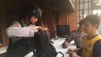 Polisi memeriksa tas pengunjung ke Markas Polres Jakarta Barat (Foto: Arief Ikhsanudin/detikcom)