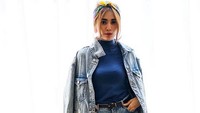 Ia juga kerap tampil kece dan stylish. Foto: Dok. Instagram/monicaimas