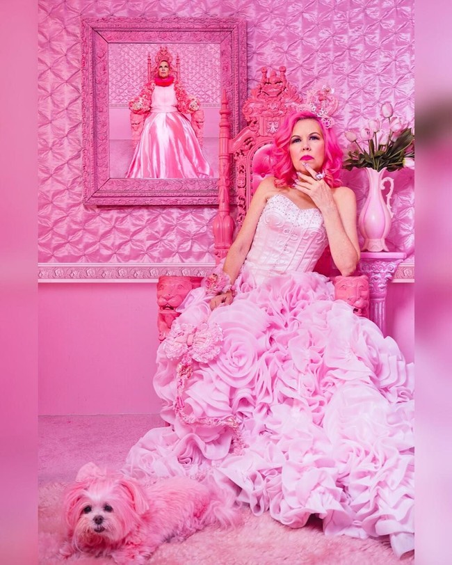 Banyak wanita yang suka dengan warna pink, tapi ada satu wanita yang hidup di dunia serba merah muda. Selama 38 tahun ini, dia hidup dikelilingi dengan benda-benda serba pink.  Foto: Instagram