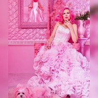 Banyak wanita yang suka dengan warna pink, tapi ada satu wanita yang hidup di dunia serba merah muda. Selama 38 tahun ini, dia hidup dikelilingi dengan benda-benda serba pink.  Foto: Instagram