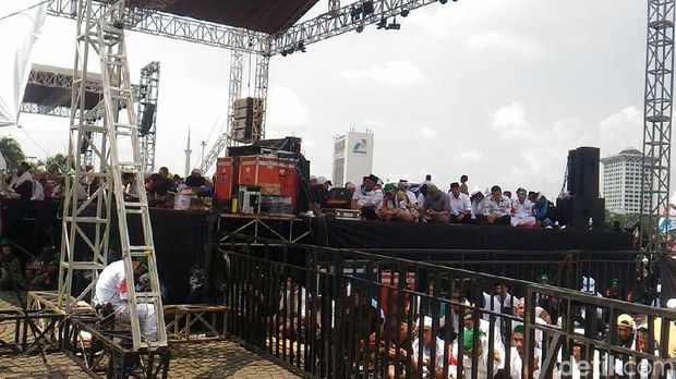 Anies dan Massa Aksi Bela Palestina Salat Jumat di Monas