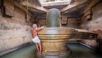 Masih berada di komplek candi Hampi, traveler juga bisa melihat Badavi Shivalinga. Dalam ritualnya, hanya imam kuil yang berwenang untuk memanjat, menaburkan bungan dan melakukan pooja di Shivalinga. (indianhistorylive/Instagram)