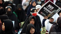 Bersama dengan orang tuanya mereka mengikuti aksi damai tersebut sejak sholat subuh berjamaah di Masjid Istiqlal lalu dilanjutkan berkumpul di Monas.