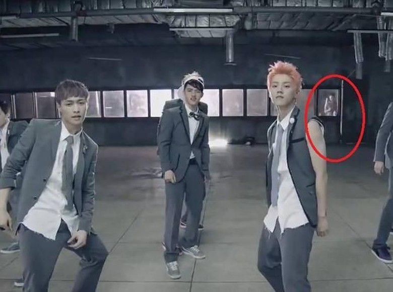 Hii... Ada Sosok Menyeramkan di Foto-foto Idola K-Pop Ini! Hii... Ada Sosok Menyeramkan di Foto-foto Idola K-Pop Ini!