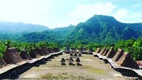 Fungsi dari ketiga rumah di Kampung Adat Gurusina sebagai tempat penyimpanan harta benda serta kekayaan Suku Gurusina (r_taufik_/Instagram)