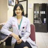 Calon dokter cantik ini memiliki banyak penggemar di akun Instagramnya. Hal itu dibuktikan dengan lebih dari 73,5 ribu follower di Instagramnya. Foto: instagram/lilyestelita