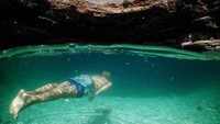 Berada tak jauh dari laut, membuat lubang ini berisikan campuran air asin dan air tawar atau payau. Turun ke bawah sejauh 19.812 meter atau 65 kaki, wisatawan akan dibuat kagum dengan air yang berwarna toska. (unavaligiaperdue/Instagram)