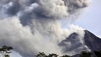 Pada 2010 muncul awan panas yang kerap disebut wedhus gembel. Untuk letusan kali ini, tak ada wedhus gembel. Ulet Ifansasti/Getty Images.