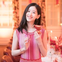 Nama Zhang Zetian sempat dibicarakan dan jadi viral setelah fotonya yang membawa minuman teh susu atau milk tea tersebar di internet. Saat itu wanita asal China ini masih SMA. Wajah polos nan cantik membuat banyak orang terkesima hingga dijuluki sebagai gadis bubble tea.  Foto: Instagram