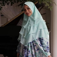 Aktris sekaligus penyanyi Nagita Slavina beberapa kali tampil mengenakan hijab di media sosial. Baik saat umrah maupun berfoto untuk kebutuhan bisnis hijabnya, ia tampil anggun memakai hijab syari. (Foto: Istimewa) 