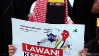 Mereka turun ke jalan untuk ikut serta menolak rencana pemindahan Kedutaan Besar Amerika Serikat dari Tel Aviv ke Yerusalem.