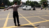 Polisi mengatur lalu lintas di kawasan Harmoni.