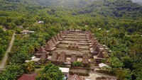 Keunikan Kampung Adat Gurusina selain dilatari Gunung Inerie, seluruh rumah adatnya masih terbuat dari bambu dan atap alang-alang (gidonjones/Instagram)