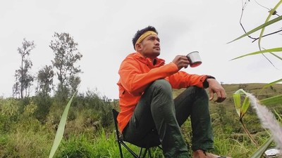 Ini Gaya Ibnu Jamil Saat Makan Siang di Sydney hingga Ngopi di Atas Gunung