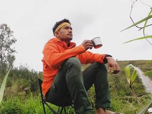 Ini Gaya Ibnu Jamil Saat Makan Siang di Sydney hingga Ngopi di Atas Gunung