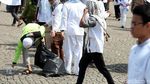 Usai Aksi 115, Massa Bersihkan Sampah di Monas