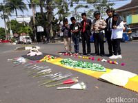 Seniman Garut Aksi Teatrikal Doakan 5 Polisi Gugur