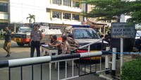 Akses ke Markas Polres Metro Jaksel ditutup portal dan dijaga polisi (Foto: Carlo Homba)