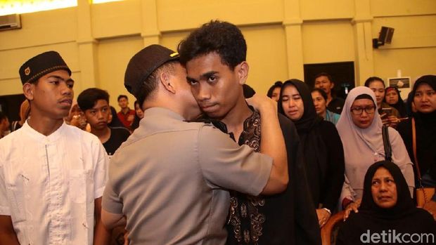 Kapolri Jenderal Tito Karnavian memeluk anak lelaki Bripka Frence.